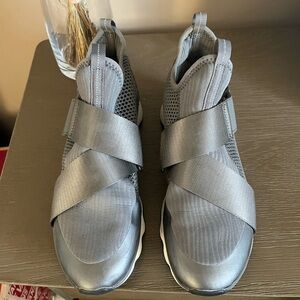 SOREL KINETIC SNEAKERS! WORN A HANDFUL OF TIMES! IN EXCELLENT CONDITION! EUC!